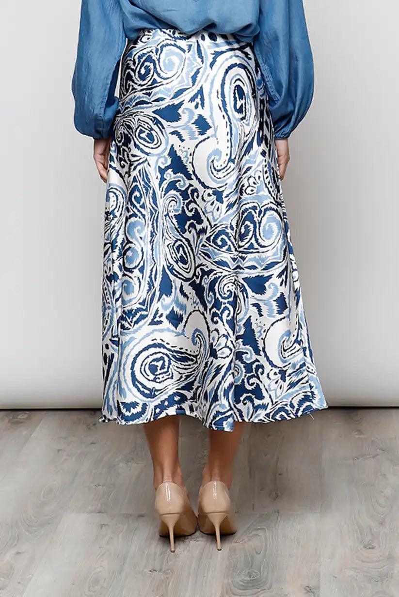 Falda satinada azul y blanca estampada, moda primavera 2025, vista trasera