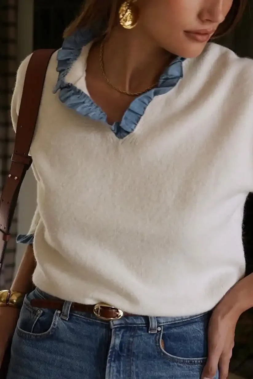 Jersey mujer beige con detalles denim azul en el cuello, jeans y accesorios dorados