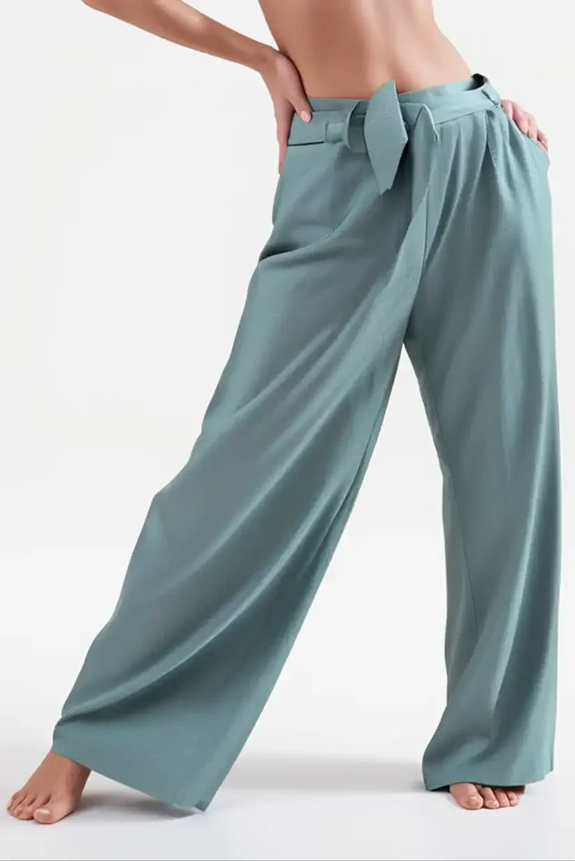 Pantalón largo fluido de verano verde claro, pierna ancha, con cinturón, fondo blanco