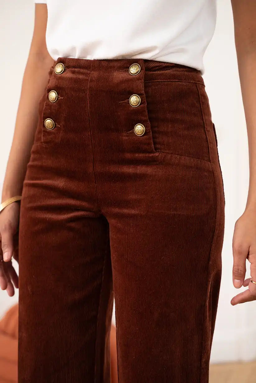 Pantalón campana pana marrón chocolate mujer, tiro alto y botones dorados, moda otoño.