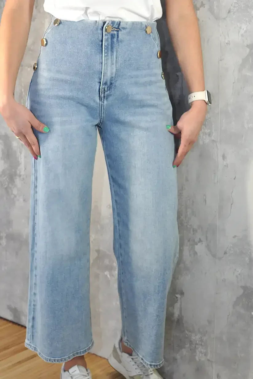 pantalón vaquero mujer azul claro, tiro alto, botones laterales, tendencia primavera 2025