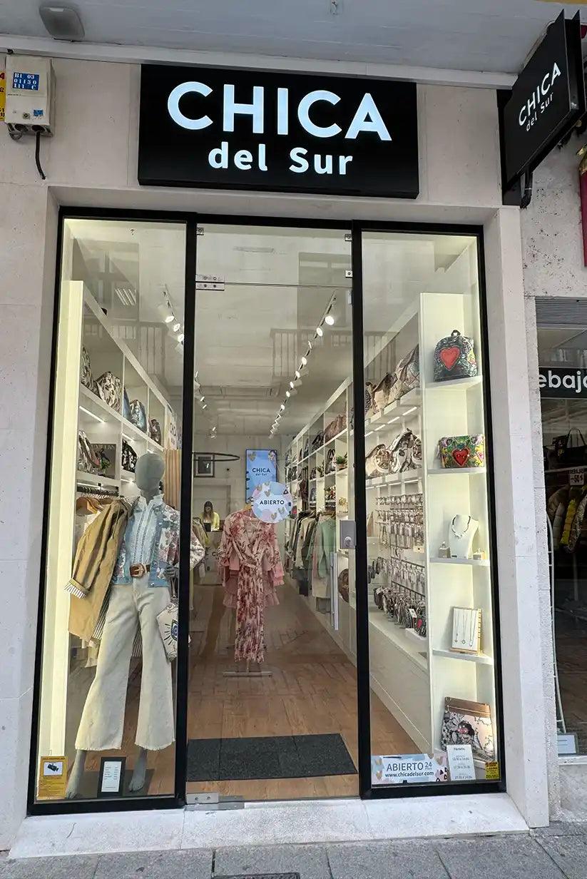 Fachada de tienda de ropa y accesorios CHICA del Sur en Burgos con escaparate.