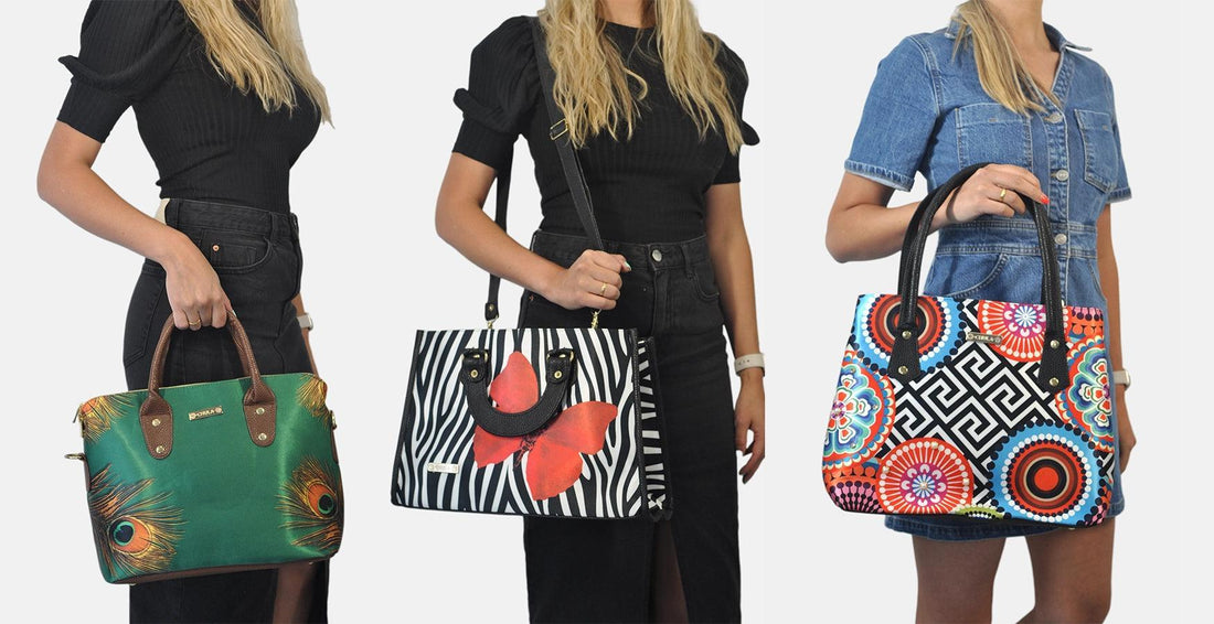 Mujeres mostrando bolsos de moda otoño invierno con estampados coloridos y originales.