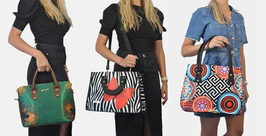 Mujeres mostrando bolsos de moda otoño invierno con estampados coloridos y originales.