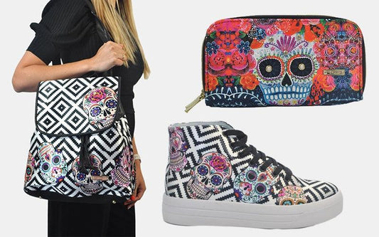 Mochila, tenis y cartera con calaveras y flores, inspiradas en Día de los Muertos, fondo blanco.