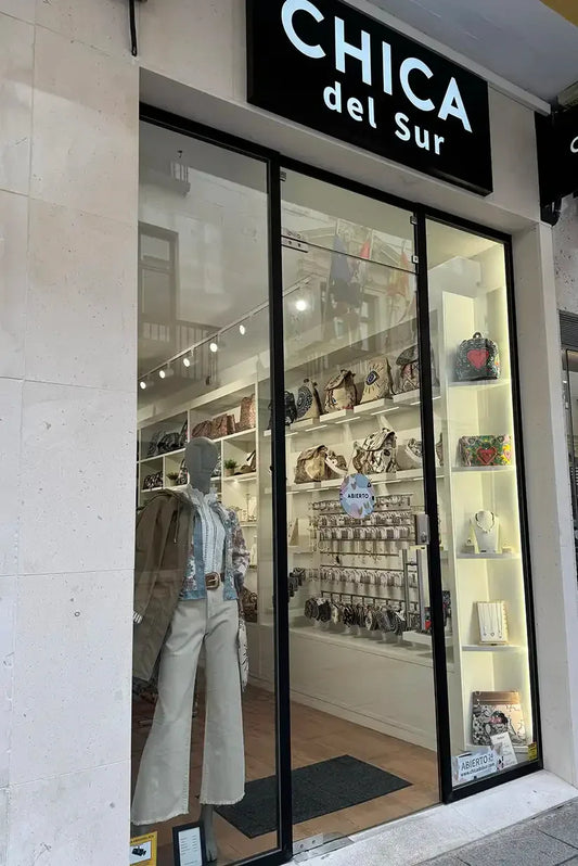 Escaparate de tienda de moda femenina Chica del Sur en Burgos con maniquí y bolsos.