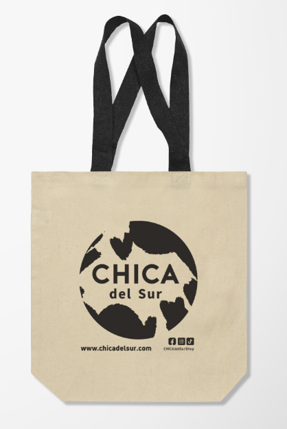 Bolsa tote de tela color beige con asas negras y logo CHICA del Sur, moda femenina casual.