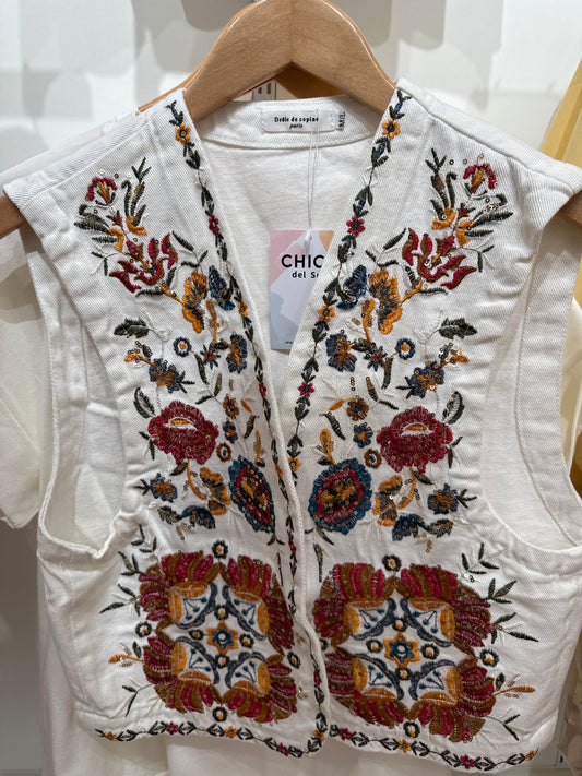 Chaleco blanco con bordados florales multicolor – Estilo bohemio y elegante