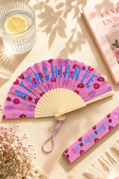 Abanico rosa con diseño 'ATTACHIANTE', labios y ojos, ideal para verano y complementos femeninos estilosos