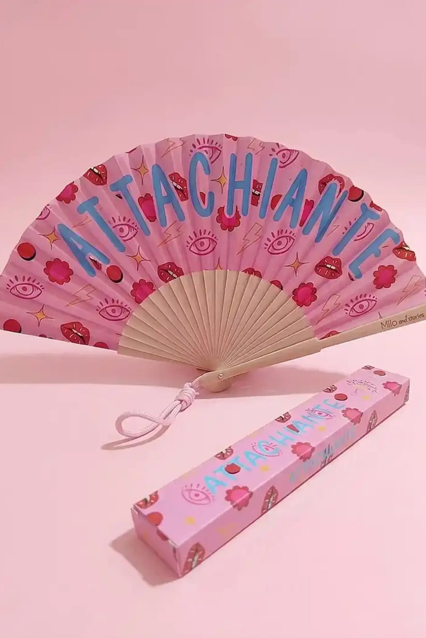 Abanico rosa con diseño 'ATTACHIANTE', ojos, labios y flores, ideal como complemento de moda femenina casual