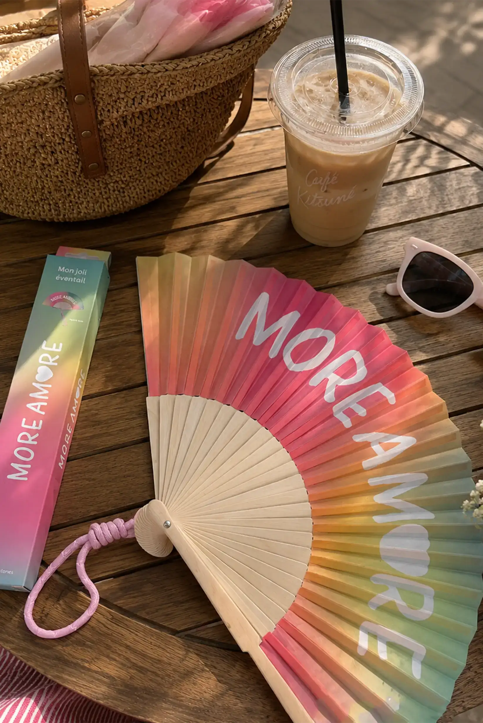 Abanico de madera con degradado rosa y texto 'MORE AMORE', ideal para verano y complementos femeninos