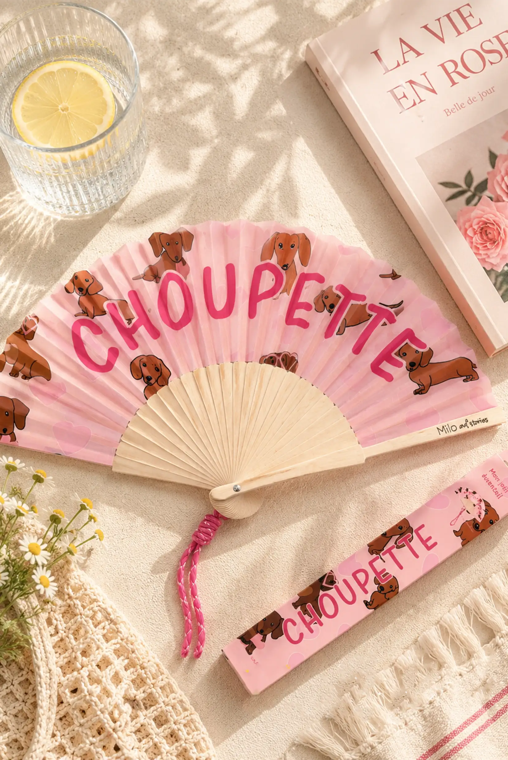 Abanico rosa con perros y texto 'CHOUPEETTE', ideal para verano y complementos femeninos