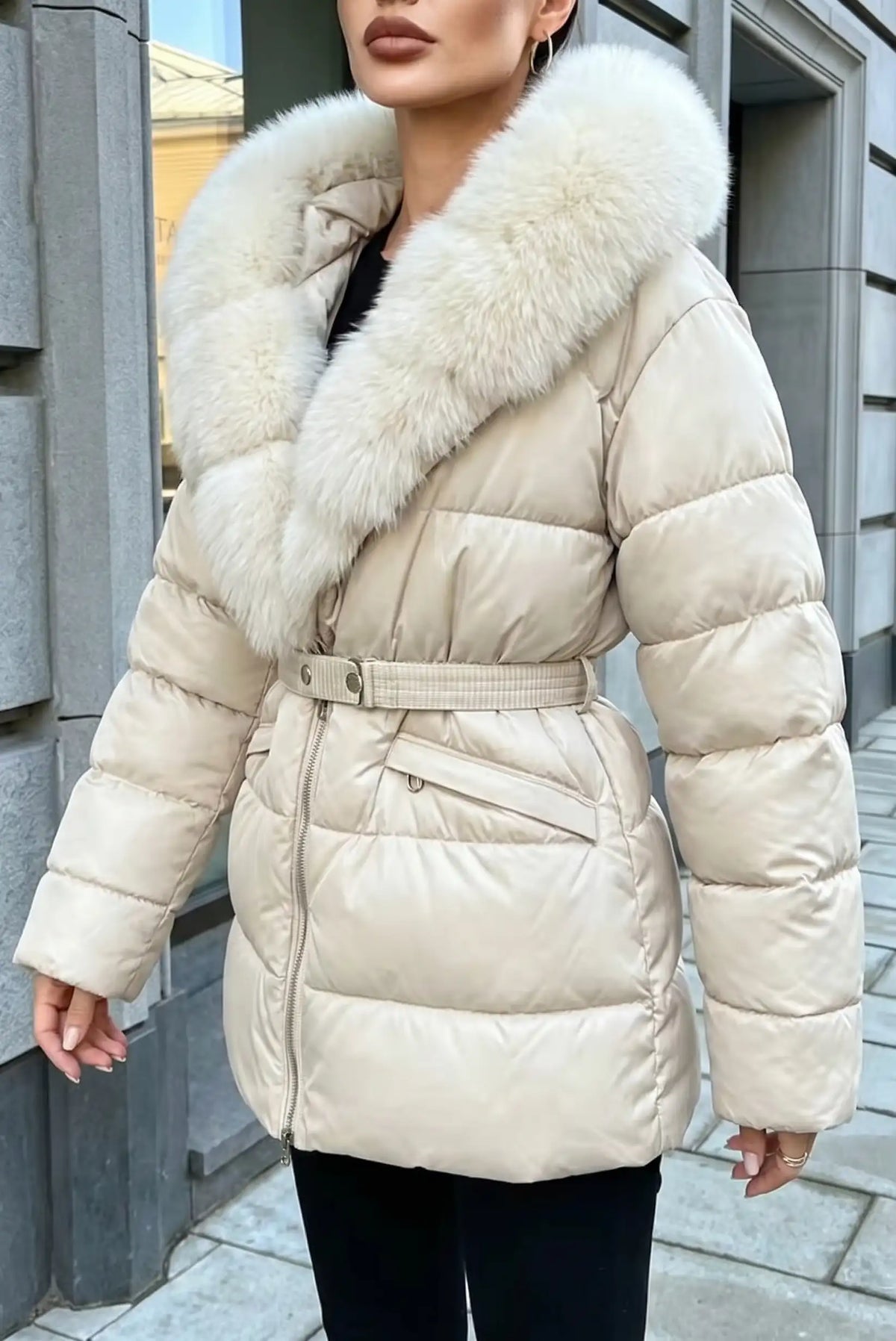 Chaqueta acolchada color crema con capucha de pelo y cinturón ajustable para mujer
