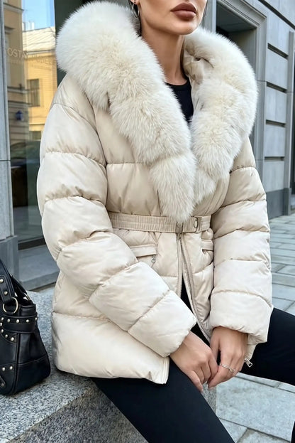 Chaqueta acolchada color crema con cuello de pelo sintético y cinturón ajustable