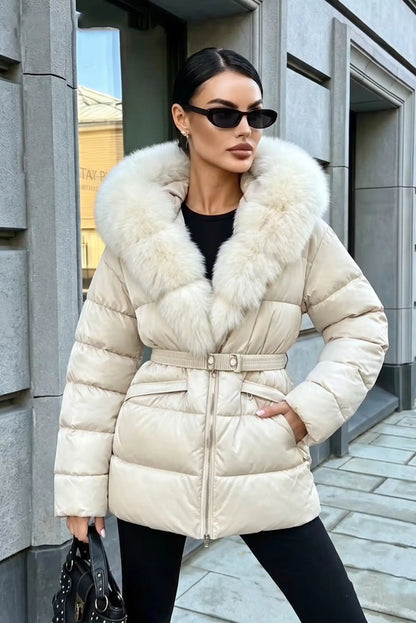 Mujer con abrigo acolchado beige con capucha de piel y cinturón