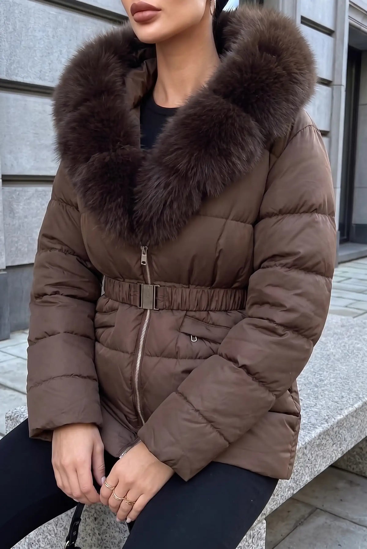 Chaqueta acolchada marrón con cuello de piel sintética y cinturón ajustable
