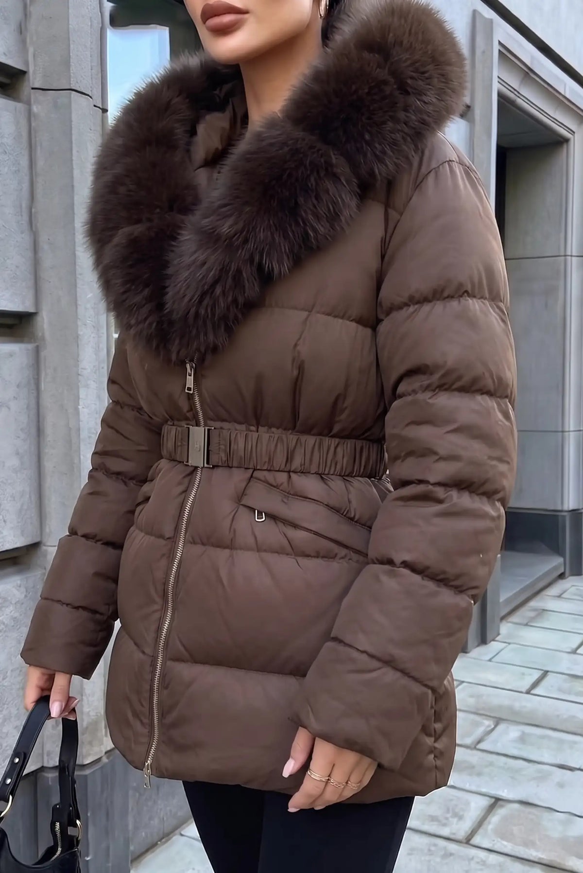 Chaqueta acolchada marrón para mujer con capucha de pelo y cinturón ajustable.