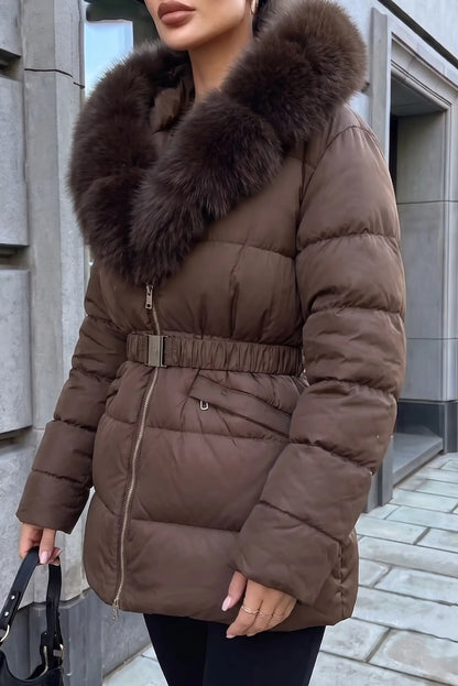 Chaqueta acolchada marrón para mujer con capucha de pelo y cinturón ajustable.