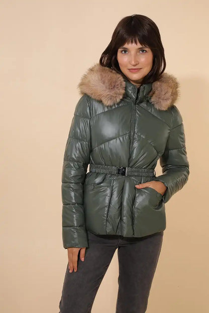 Abrigo corto mujer verde oliva con capucha y cinturón elegante - CHICA del Sur