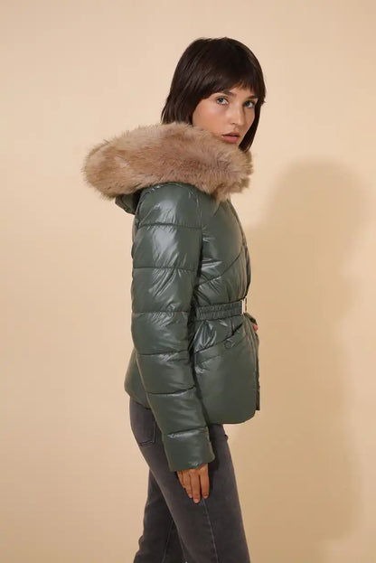 Abrigo corto mujer verde oliva con capucha y cinturón elegante - CHICA del Sur