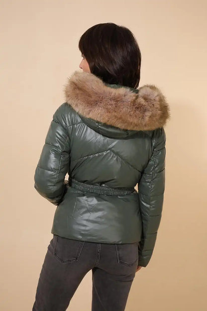 Abrigo corto mujer verde oliva con capucha y cinturón elegante - CHICA del Sur