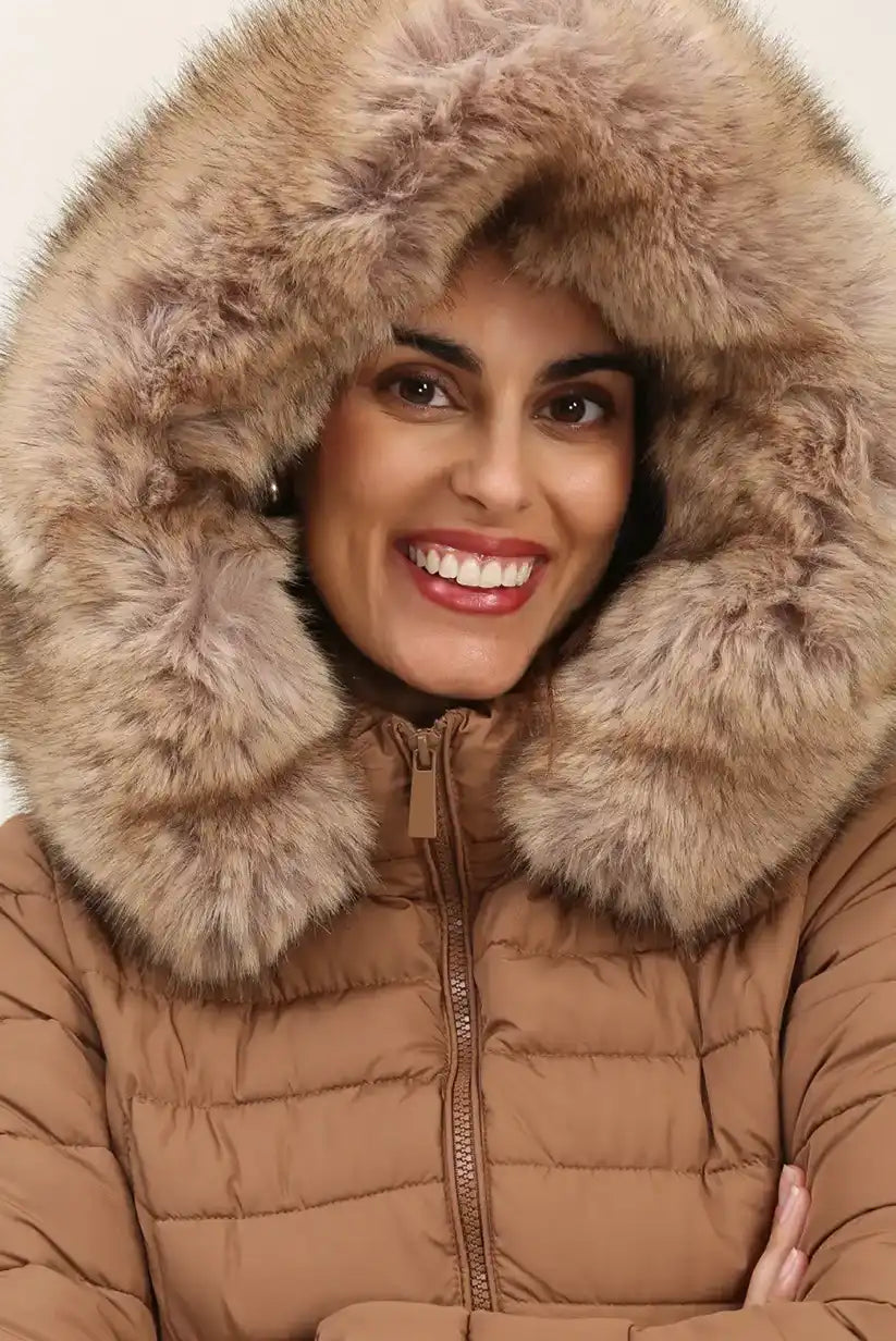 Abrigo acolchado mujer marrón con capucha y cuello de pelo elegante - CHICA del Sur