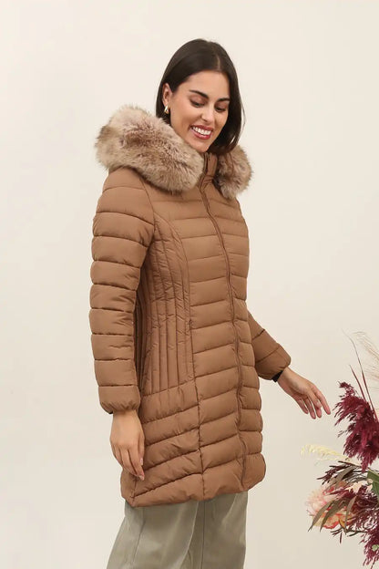 Abrigo acolchado mujer marrón con capucha y cuello de pelo elegante - CHICA del Sur