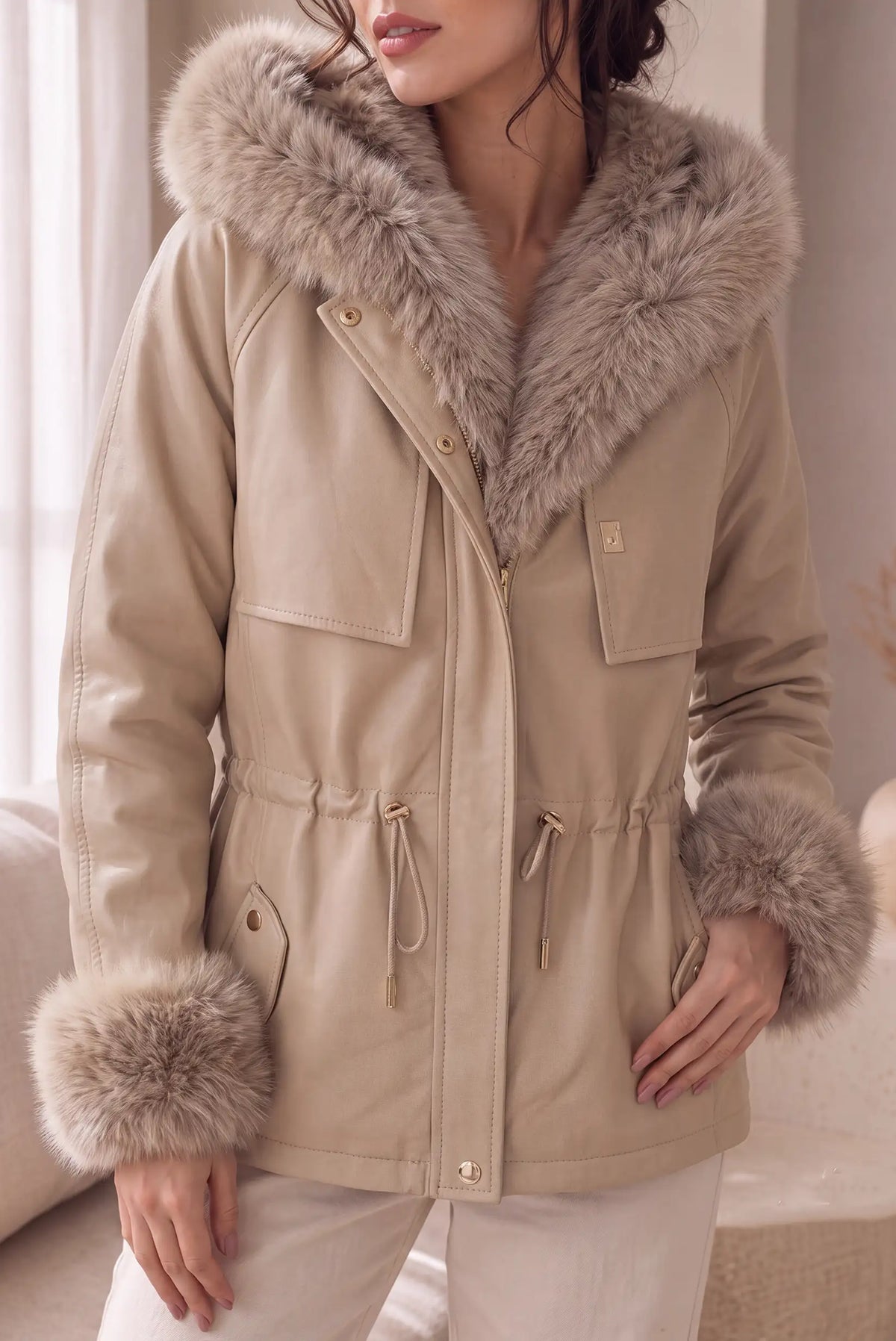 Chaqueta de mujer efecto piel beige de CHICA del Sur con capucha y puños de pelo sintético.