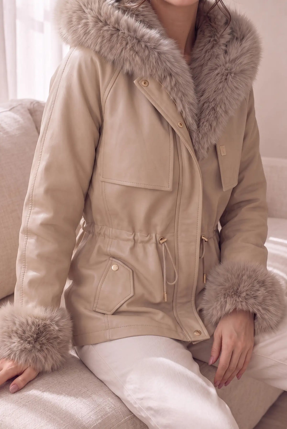 Chaqueta de mujer efecto piel beige de CHICA del Sur con capucha y puños de pelo sintético.