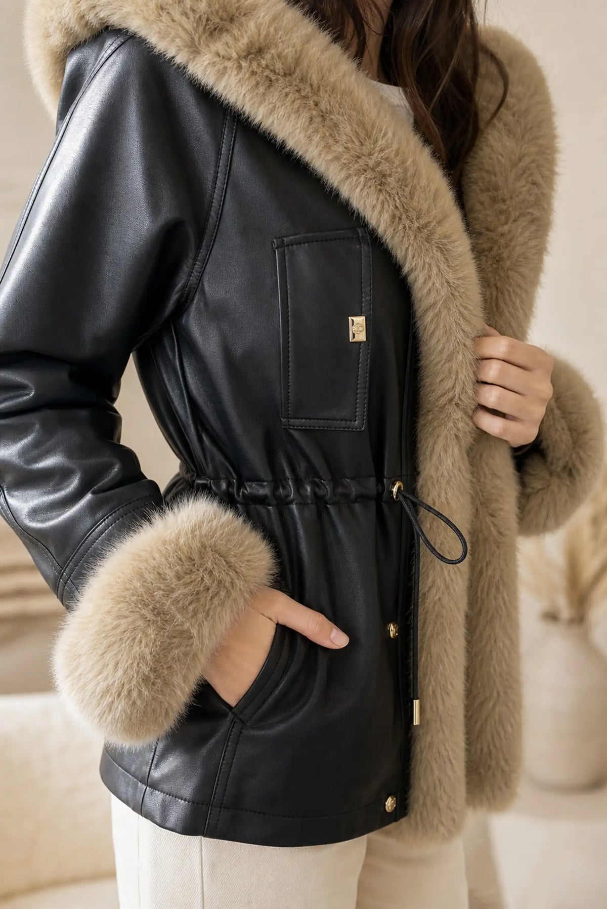 Chaqueta de mujer efecto piel negra con pelo beige desmontable de CHICA del Sur