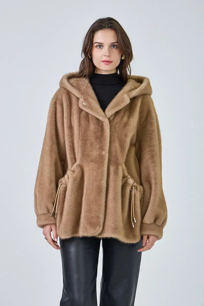 Abrigo de pelo sintético color taupe “Helsinki” - CHICA del Sur