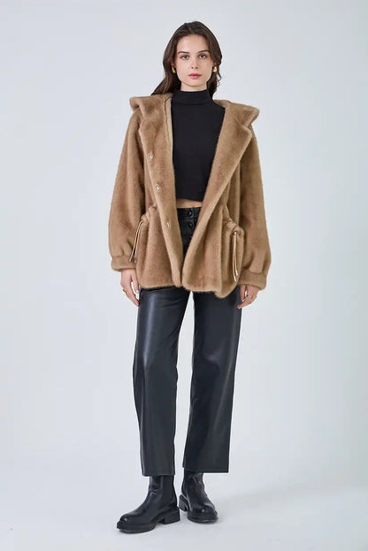 Abrigo de pelo sintético color taupe “Helsinki” - CHICA del Sur