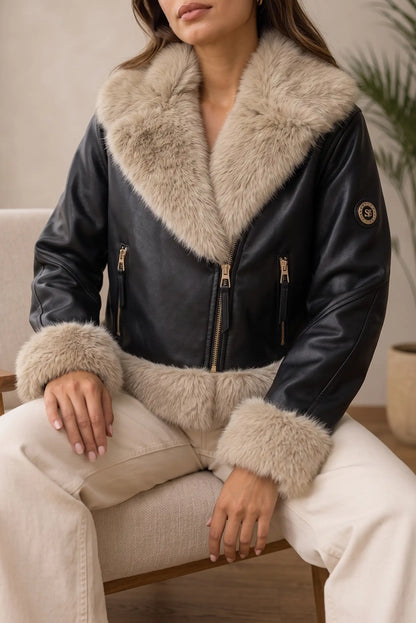 Cazadora de mujer efecto piel negra con cuello y puños de pelo sintético beige de CHICA del Sur