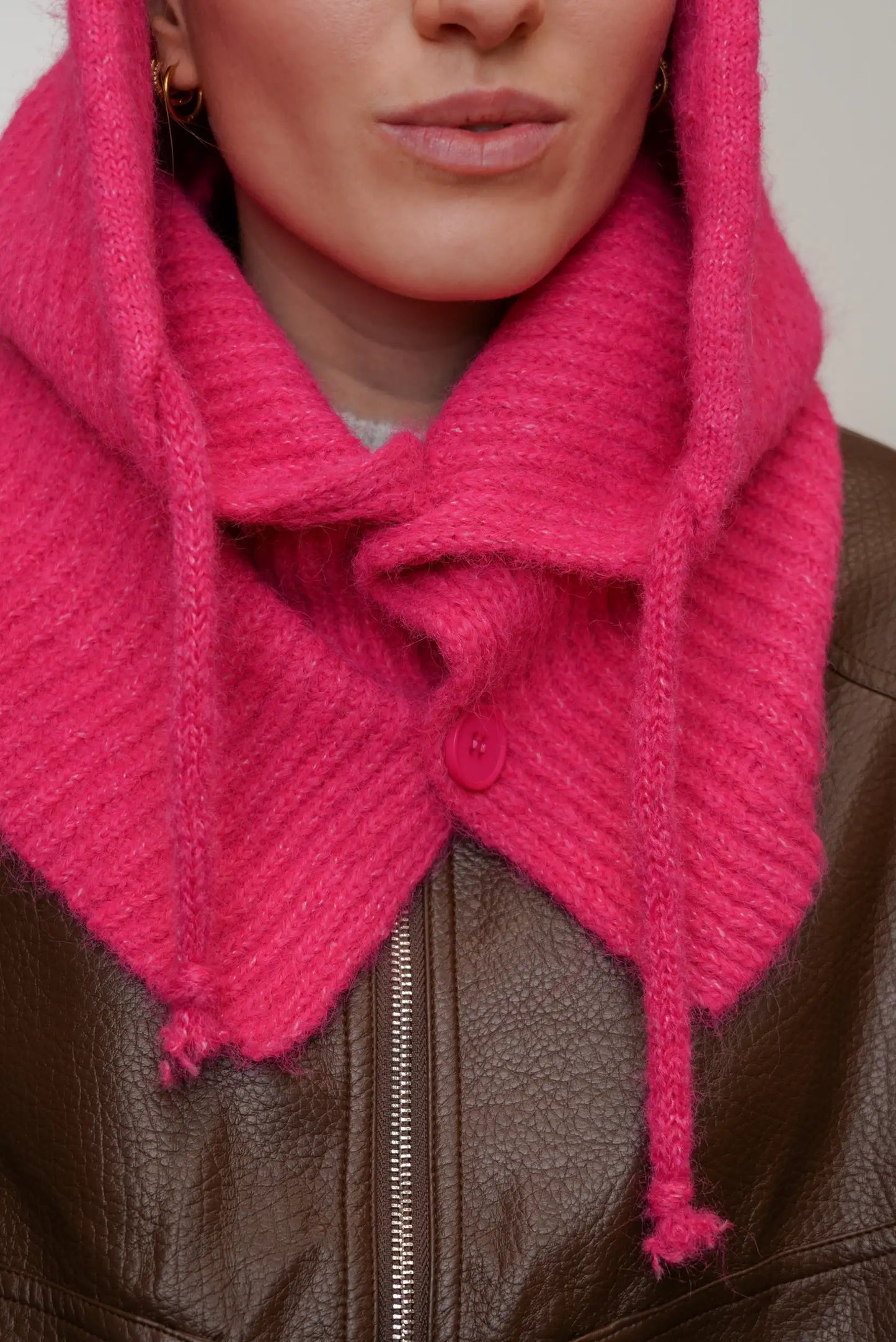 Mujer con balaclava fucsia rosa de punto, chaqueta marrón, moda invierno CHICA del Sur
