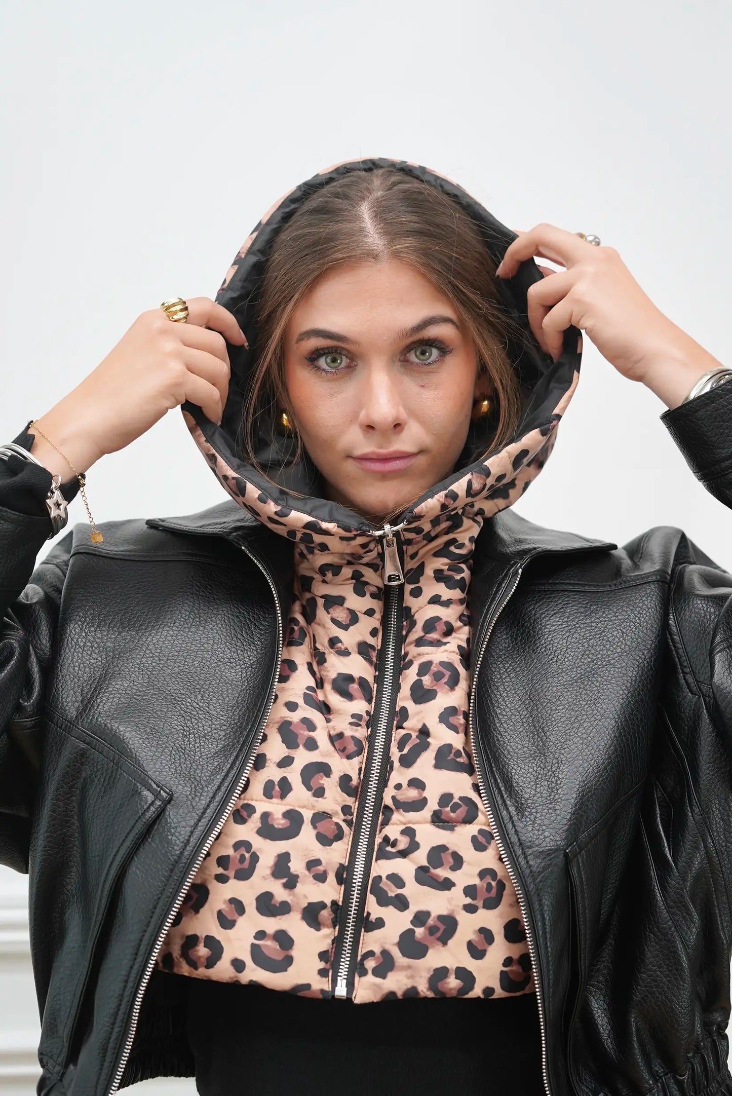 Mujer con balaclava de animal print y chaqueta de cuero negra, moda femenina CHICA del Sur