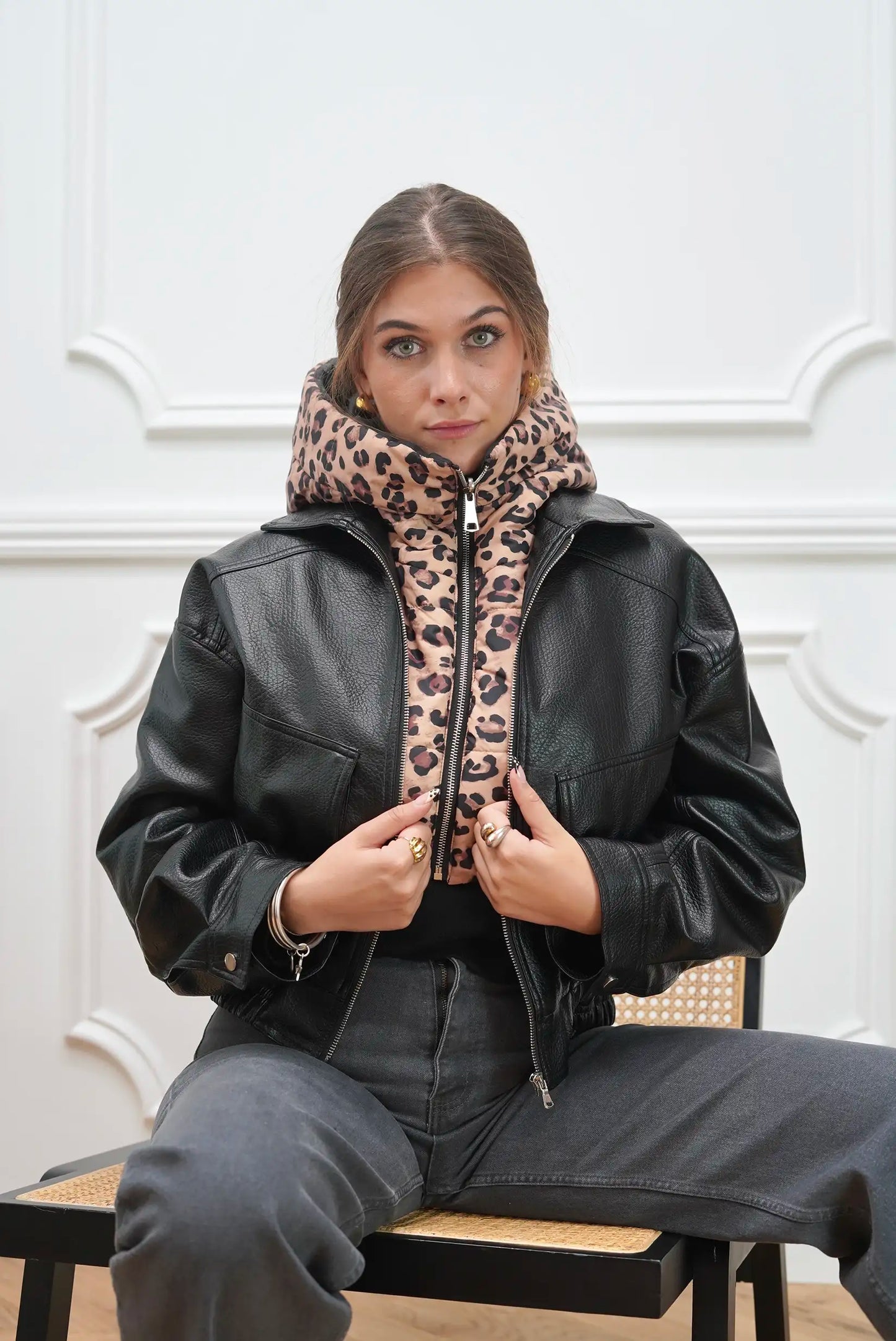Mujer con balaclava animal print y chaqueta de cuero negra, moda casual CHICA del Sur