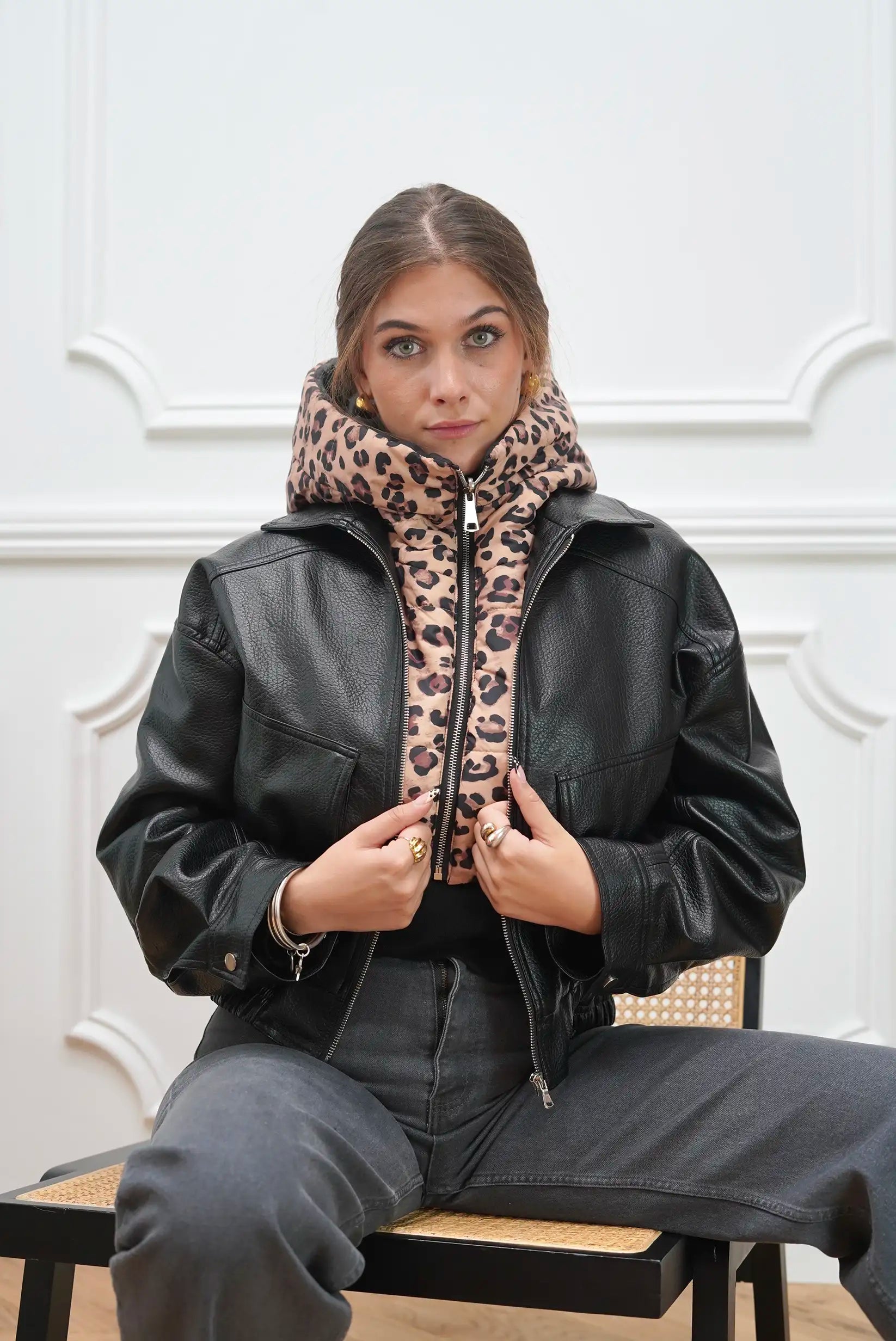 Mujer con balaclava animal print y chaqueta de cuero negra, moda casual CHICA del Sur
