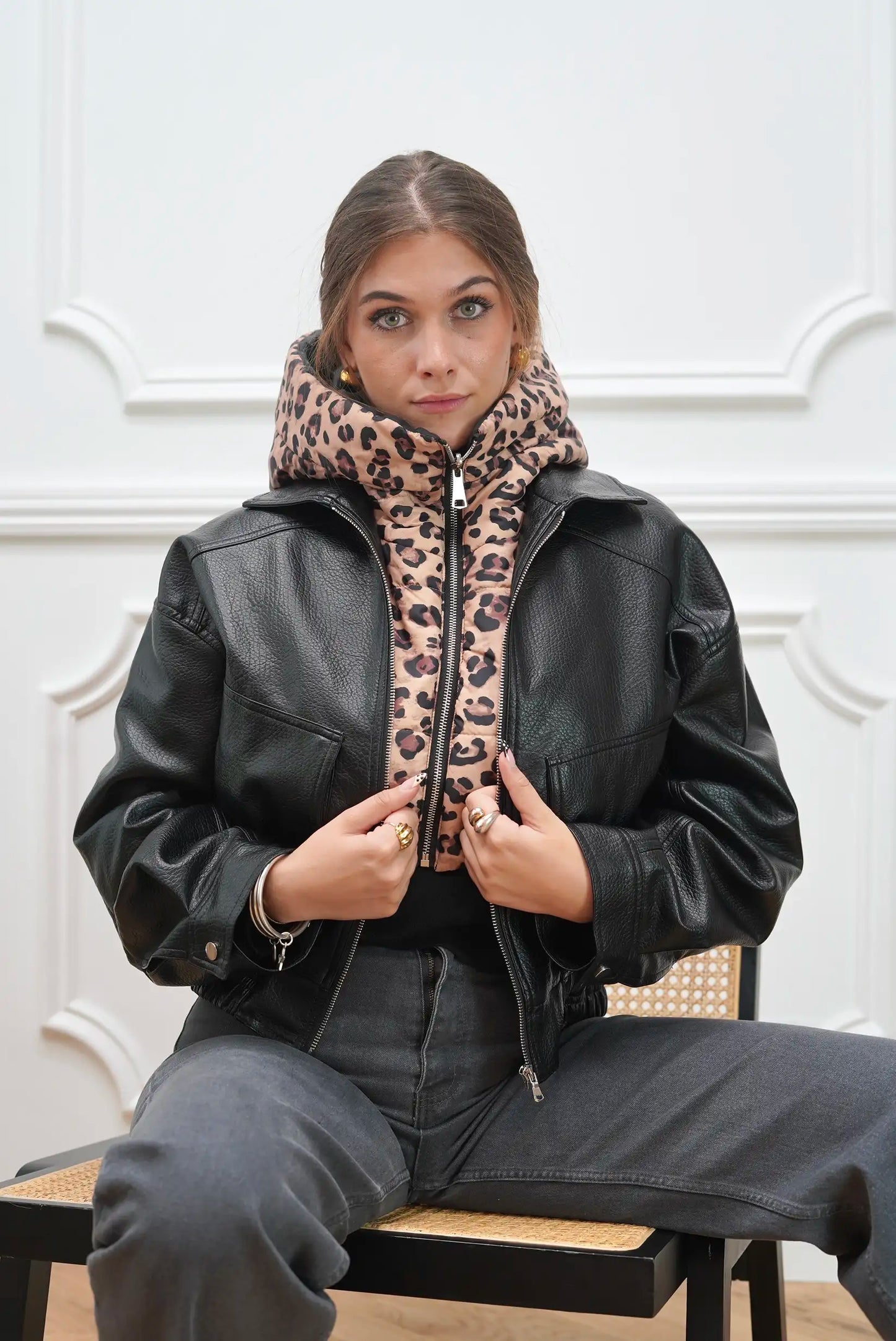 Mujer con balaclava animal print y chaqueta de cuero negra, moda casual CHICA del Sur