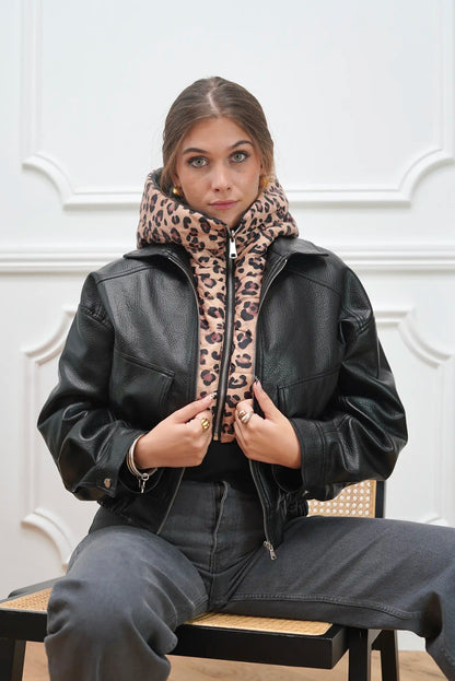 Mujer con balaclava animal print y chaqueta de cuero negra, moda casual CHICA del Sur