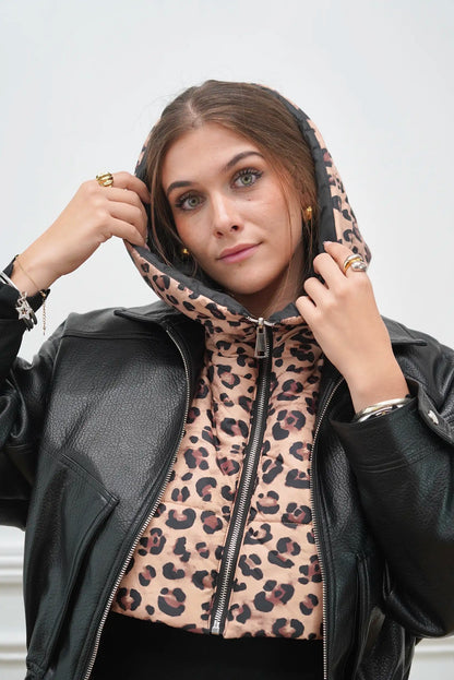 Mujer con balaclava animal print y chaqueta negra, moda invierno CHICA del Sur