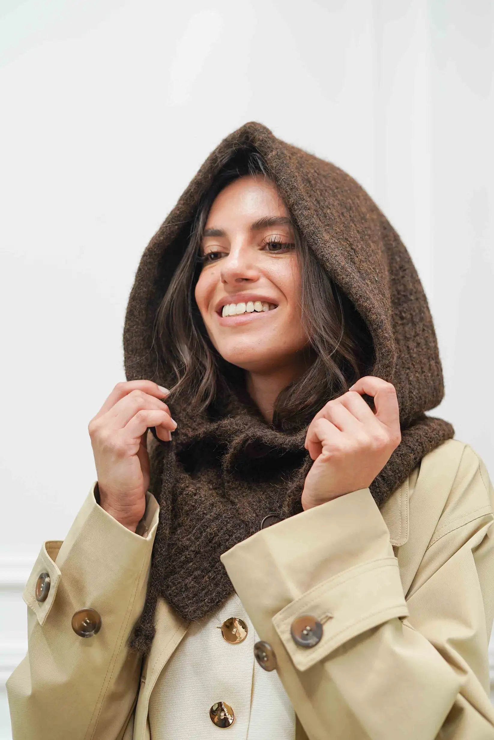 Mujer con balaclava marrón chocolate de invierno y abrigo beige, moda femenina CHICA del Sur