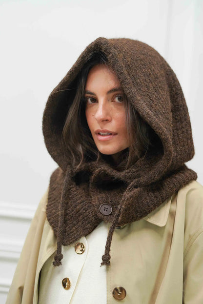 Mujer con balaclava marrón de punto, moda casual invierno CHICA del Sur