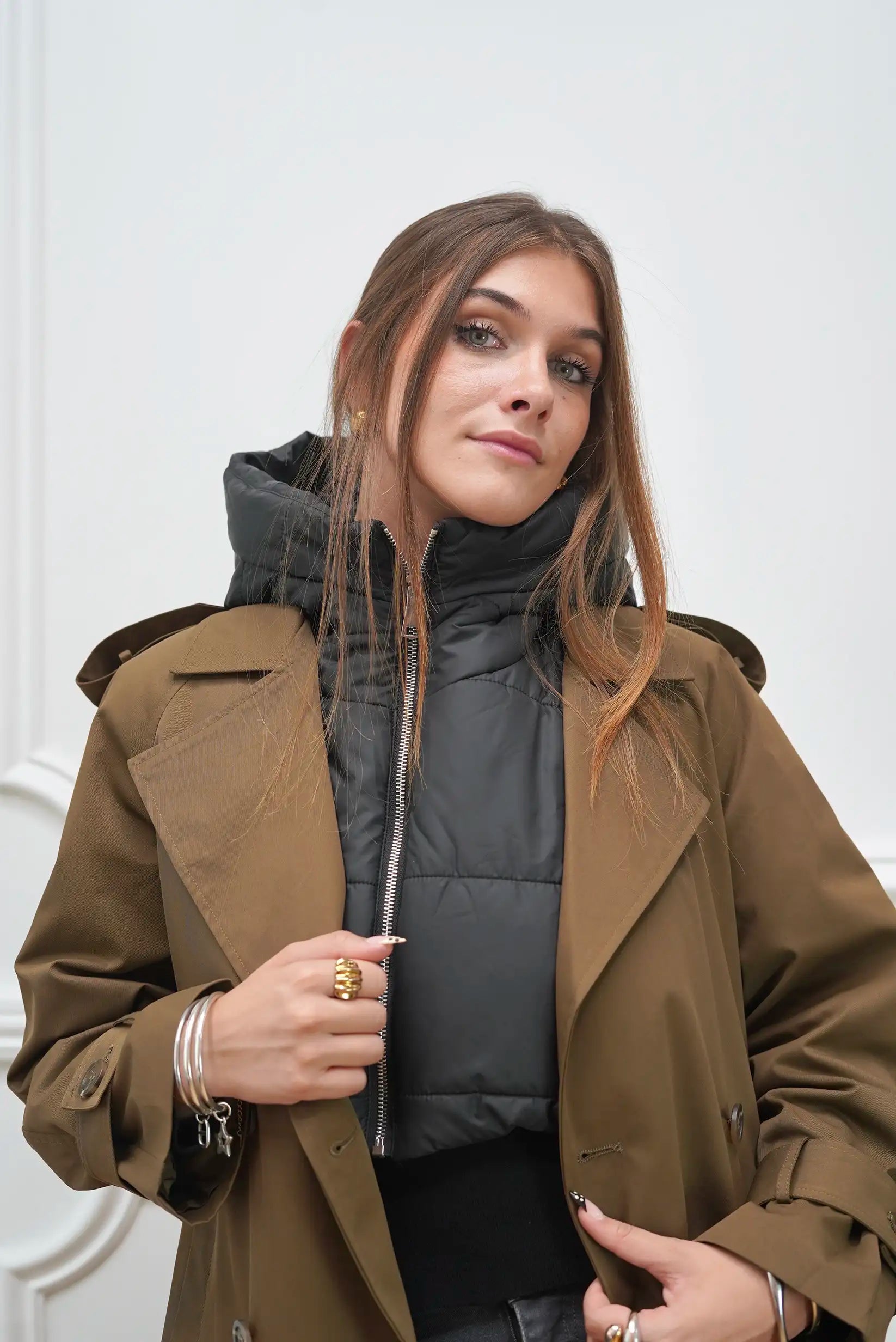 Mujer con chaqueta marrón y abrigo acolchado negro, moda femenina casual CHICA del Sur