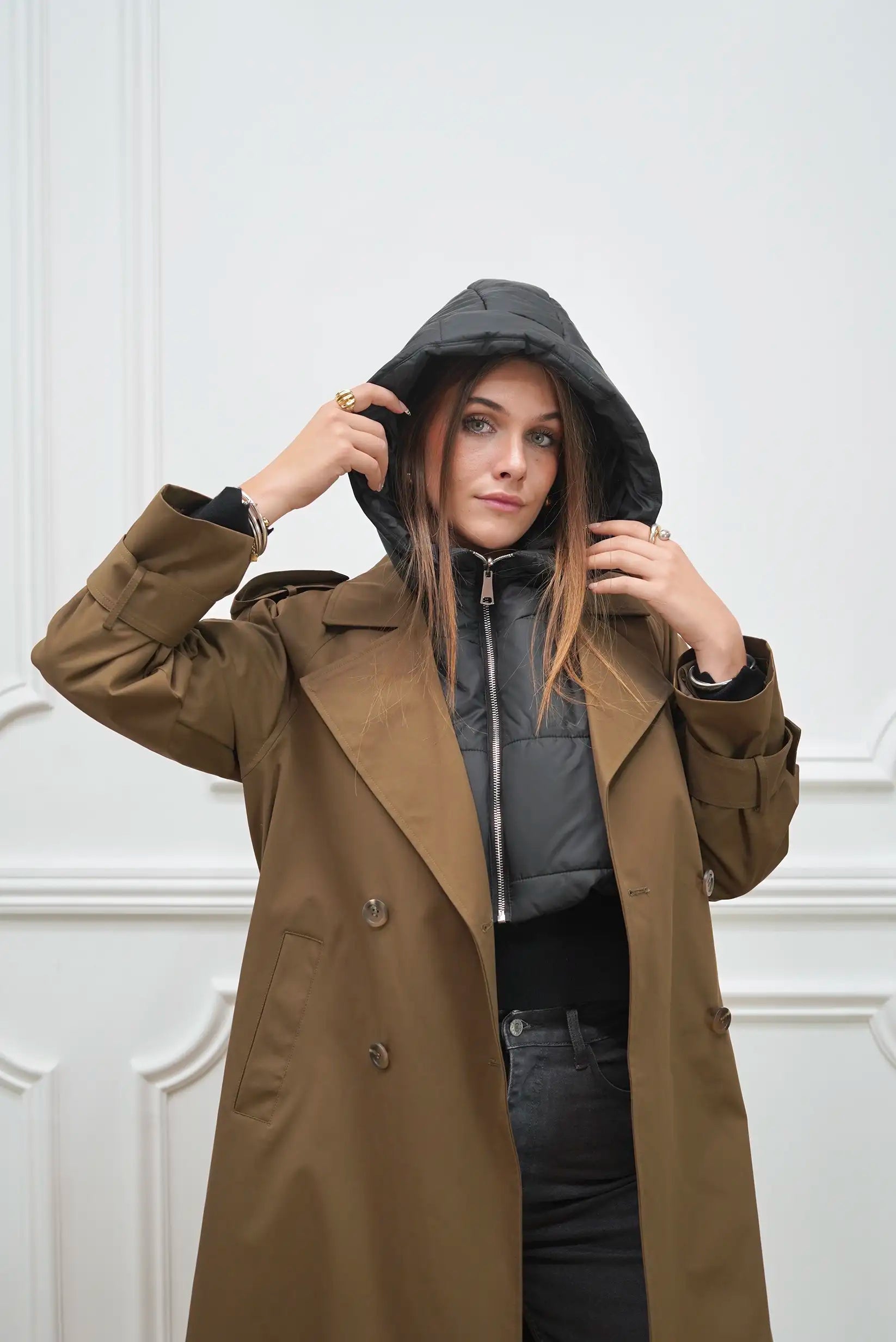 Mujer con balaclava negra de invierno y abrigo marrón, moda casual CHICA del Sur.