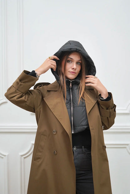 Mujer con balaclava negra de invierno y abrigo marrón, moda casual CHICA del Sur.