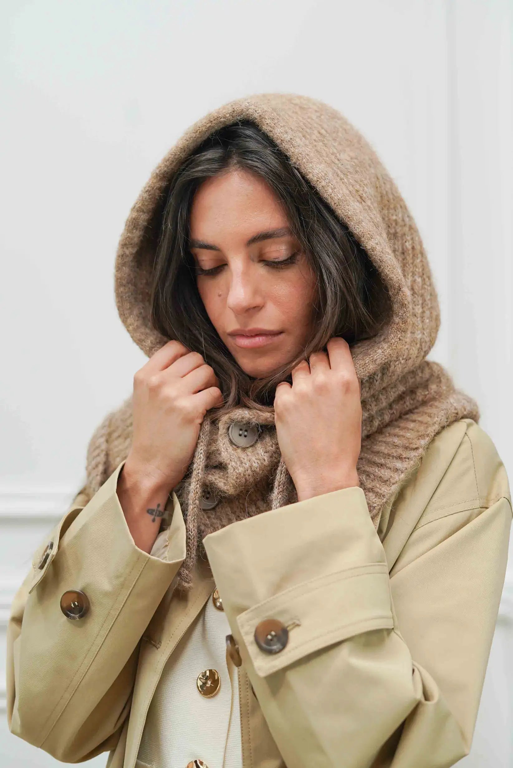 Mujer con balaclava taupe de punto y abrigo beige, moda invierno CHICA del Sur.