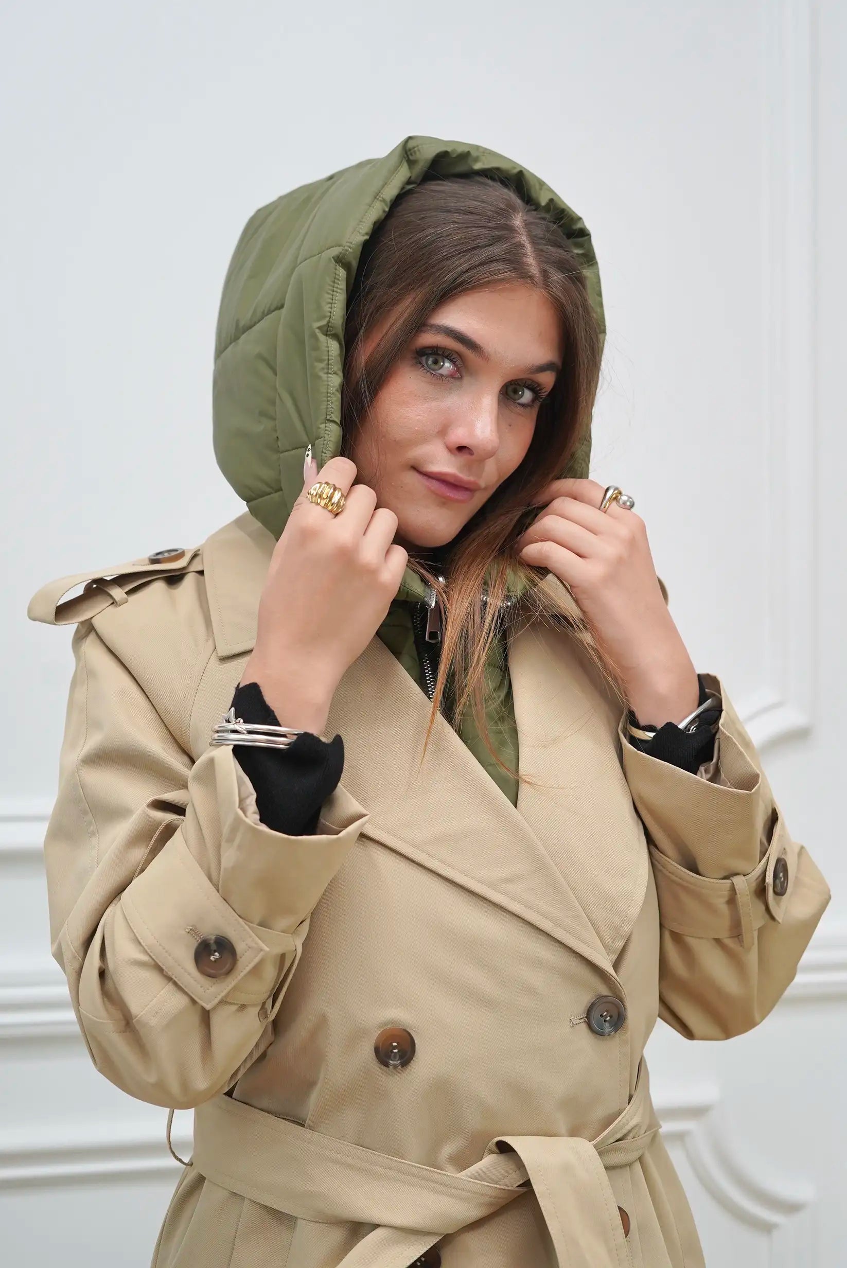 Mujer con balaclava verde kaki y gabardina beige, moda de invierno CHICA del Sur.