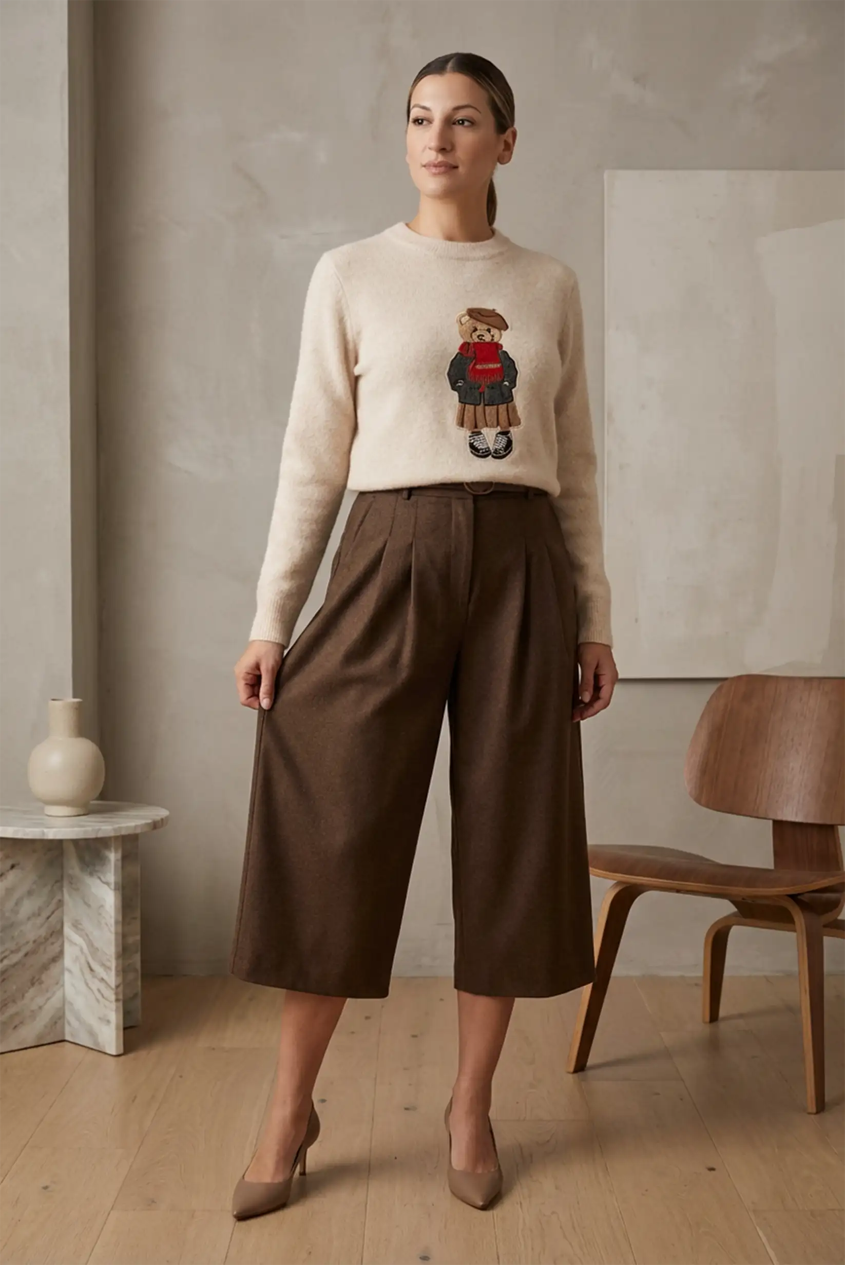 Mujer con suéter beige estampado y bermuda marrón chocolate de invierno en ambiente moderno