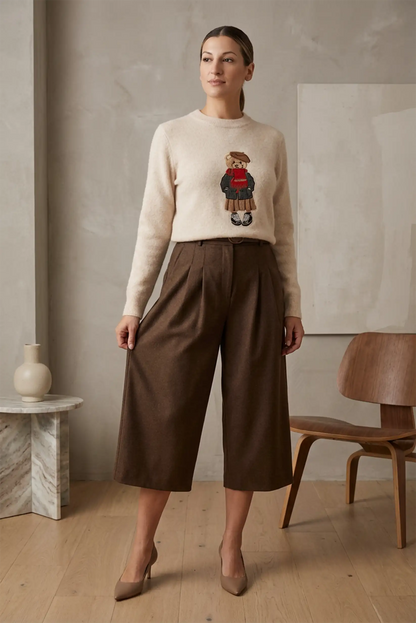 Mujer con suéter beige estampado y bermuda marrón chocolate de invierno en ambiente moderno