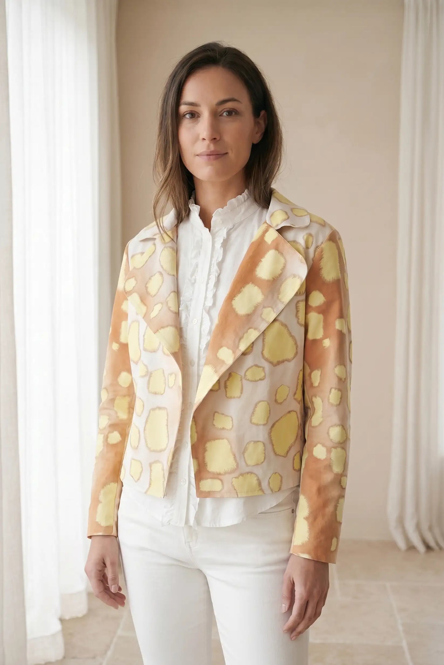 Mujer vistiendo blazer estampado amarillo y beige, look casual de primavera